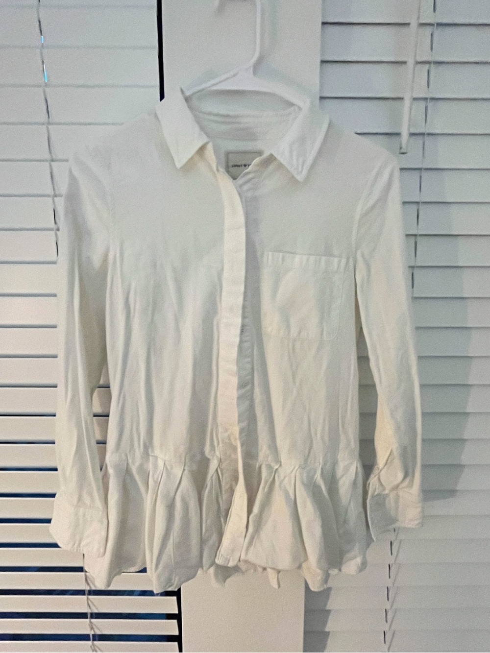 COURT & ROWE White Ruffle-Hem Button-Down Shirt